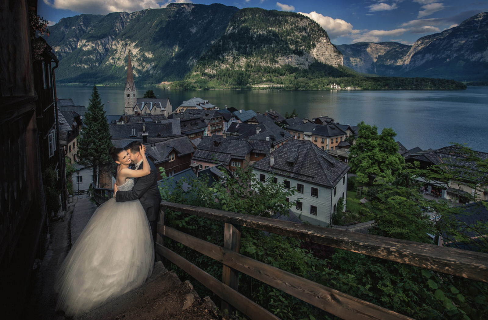 Couple above the rooftops of Hallstatt, Austria, Reflexion Studio