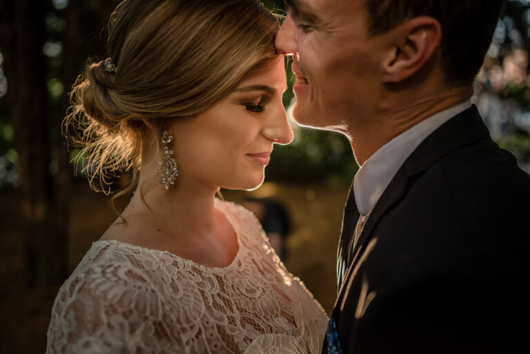 Close portrait of a couple in warm evening light, Reflexion Studio