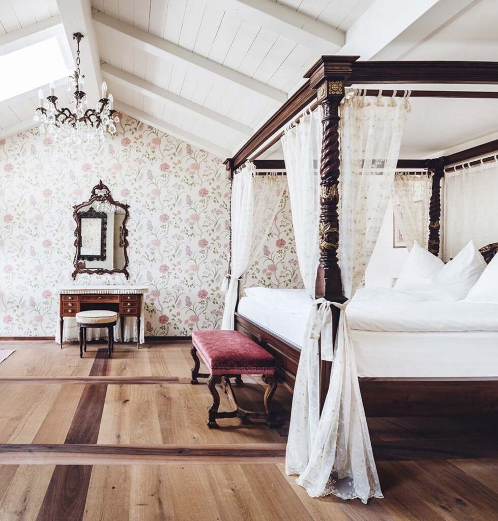 Four-Poster Suites
