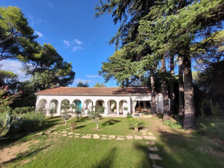 Le Cottage and its garden, Rocabella
