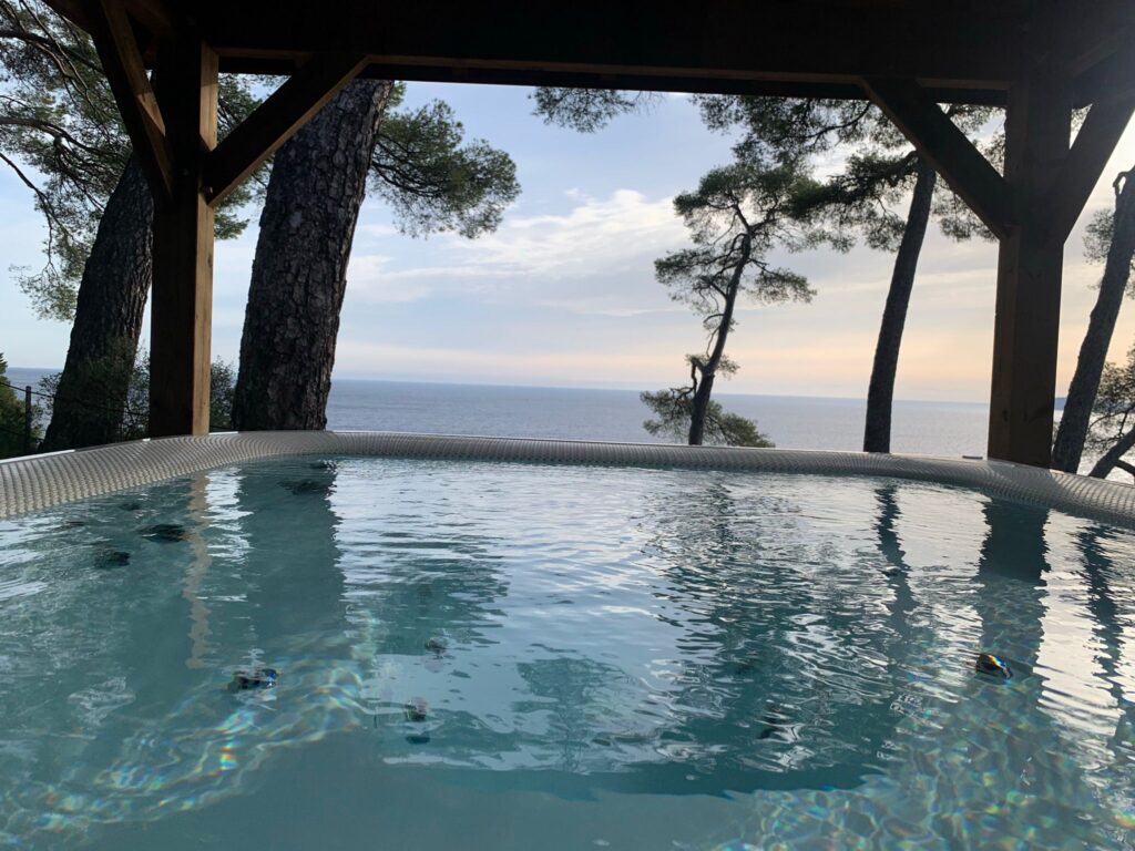 The sea-facing jacuzzi at Le Cottage, Rocabella