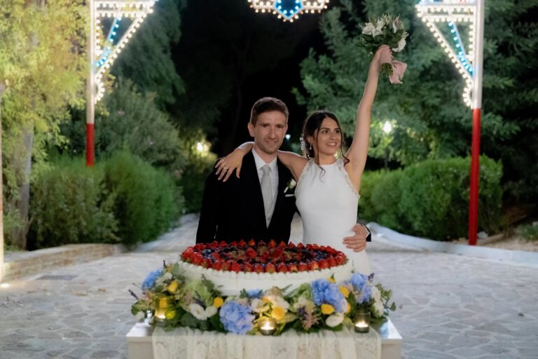 The cake-cutting under festival lights in the garden, Castello San Basilio, Rocco Daniele Photography