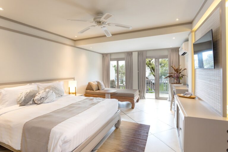 Deluxe Garden View room with bed, balcony doors and a day bed, Rocky’s Boutique Resort