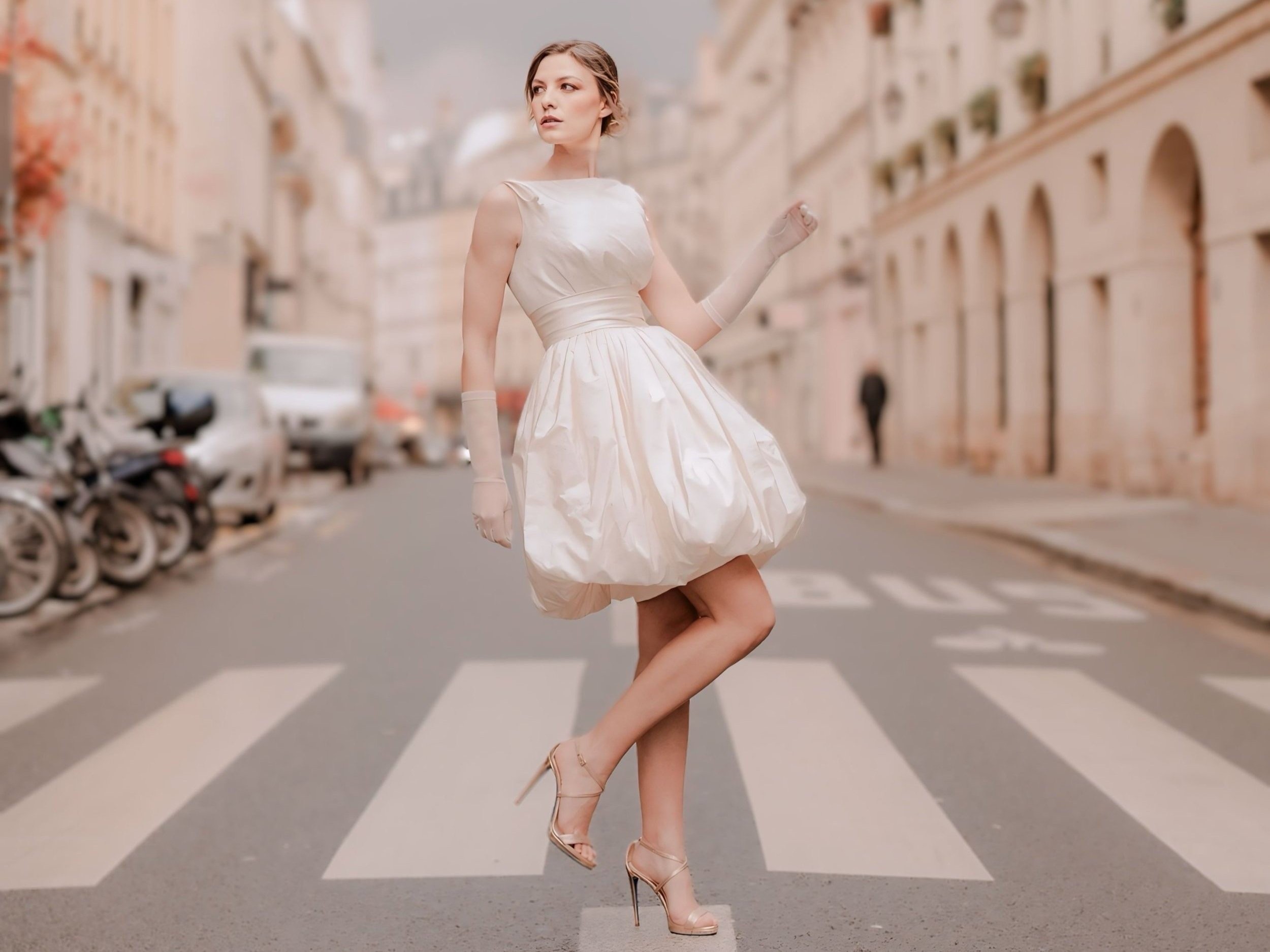Short bridal look on a Paris street, polished hair and fresh make-up, Samantha Pretto