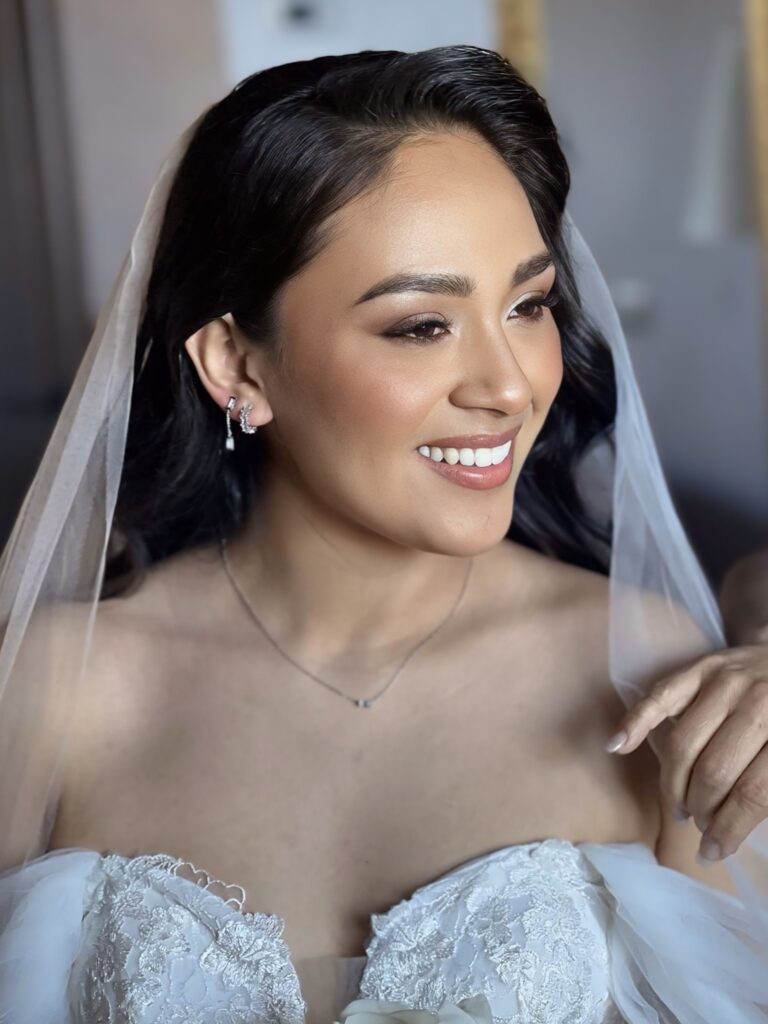 Bride in a veil, luminous skin and a classic bridal make-up, Samantha Pretto