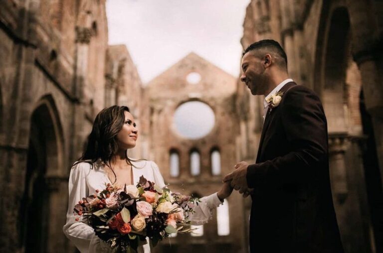 Couple with a bouquet in the ruins of a Tuscan abbey, Samantha Pretto