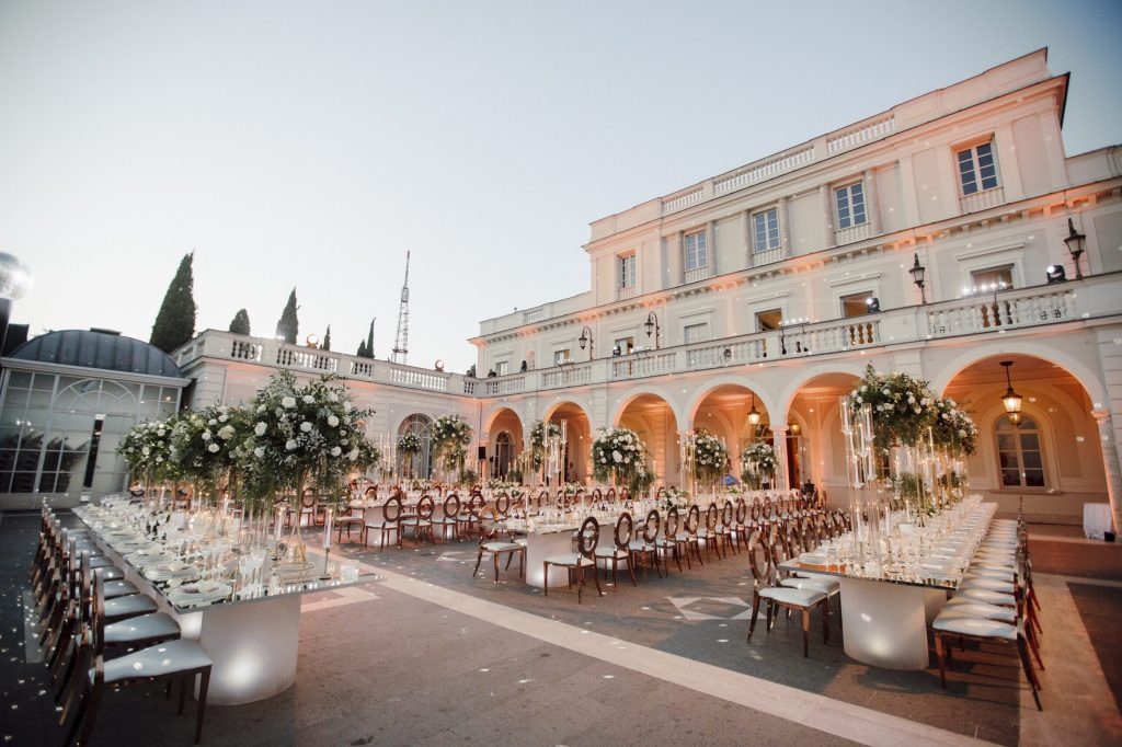 A grand palazzo courtyard set for dinner at dusk, Sanda Pandza Events