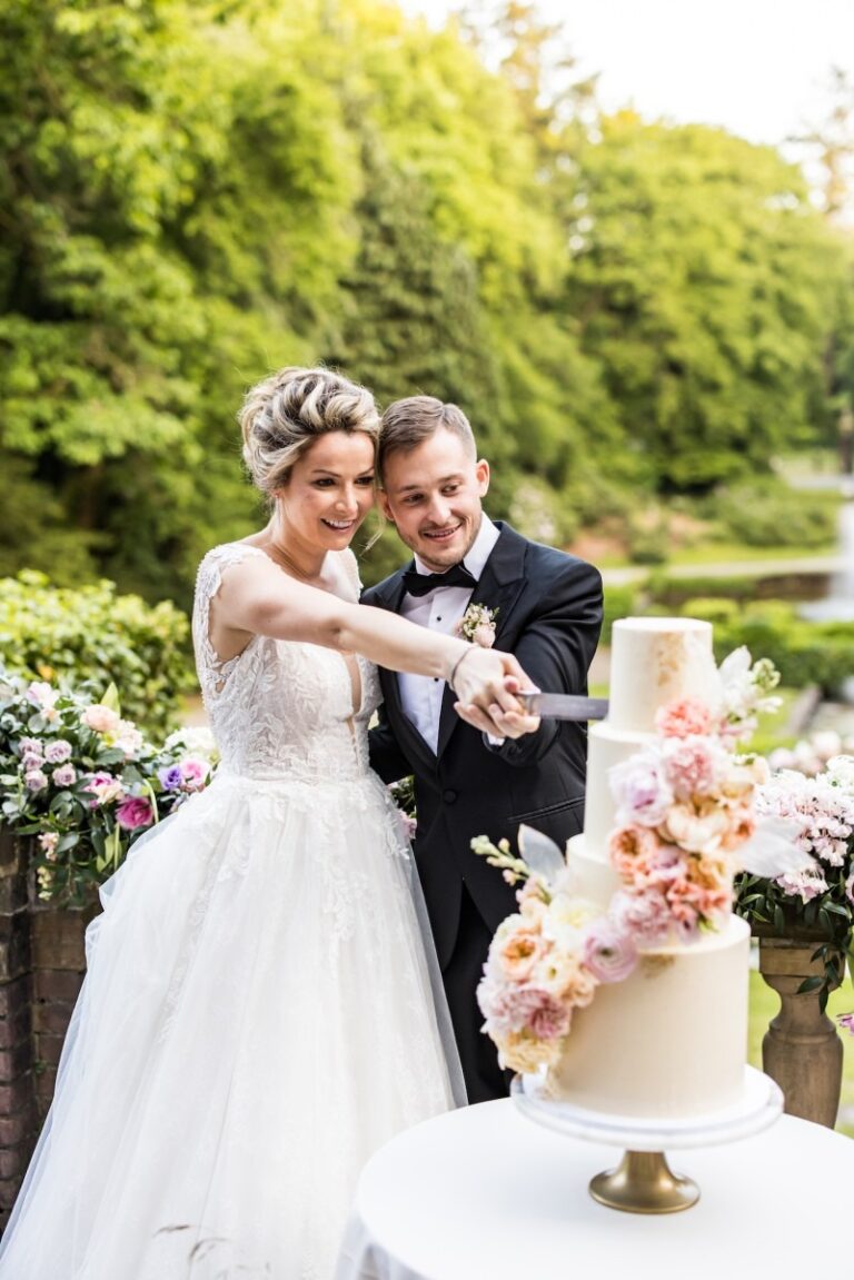 Couple cutting a pastel floral wedding cake, Kasteel de Hooge Vuursche, Sante Weddings