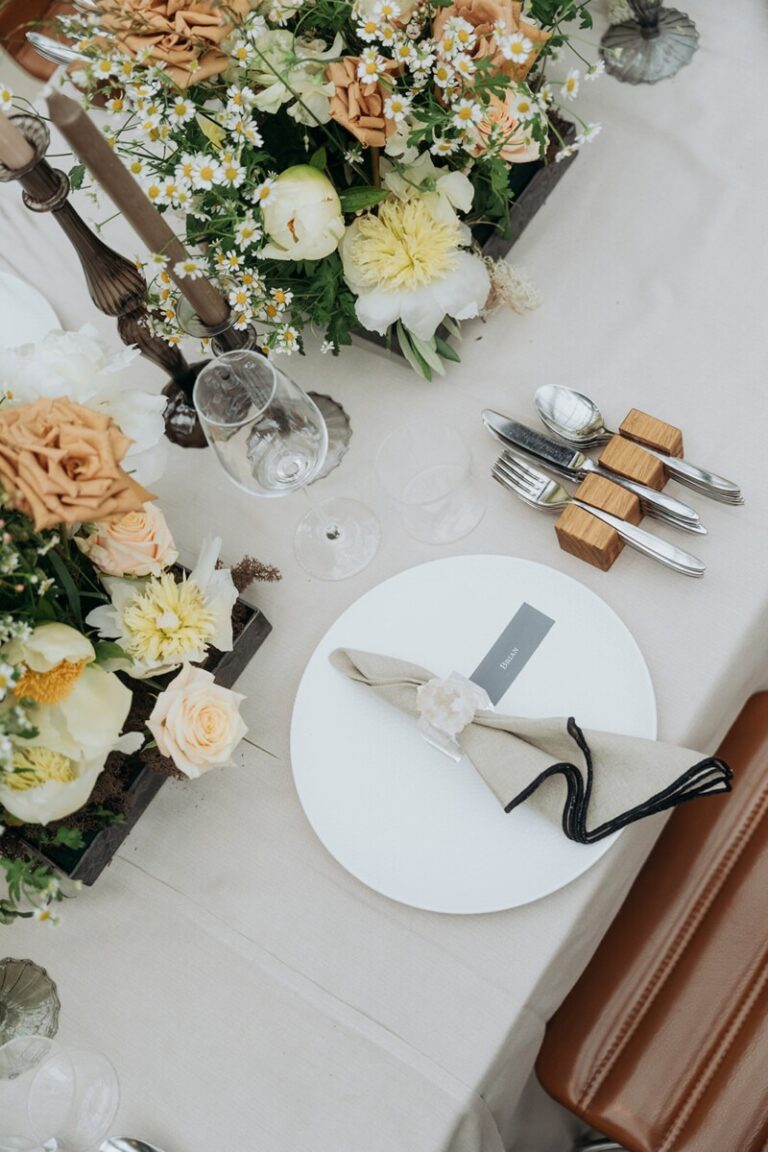 Table setting with peach and cream flowers and a napkin detail, Amsterdam, Sante Weddings