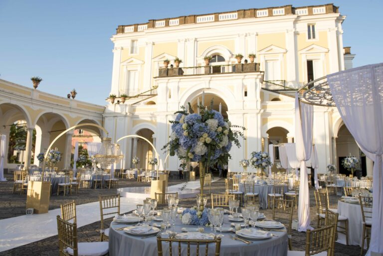 Round tables with blue hydrangeas in the courtyard of Villa Campolieto, Ercolano, Sara D'Angelo