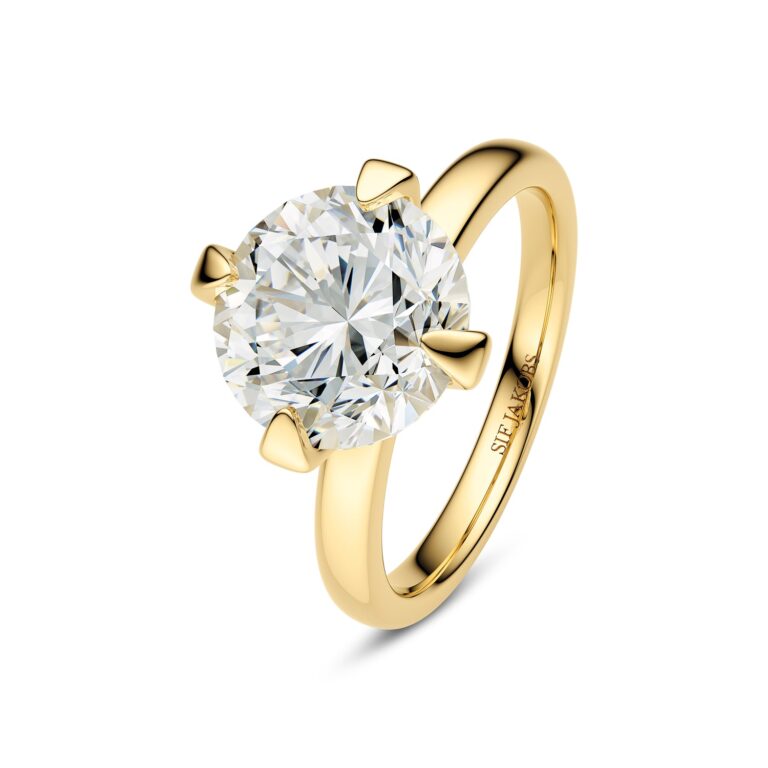 Large round diamond solitaire in 14 karat yellow gold, Sif Jakobs