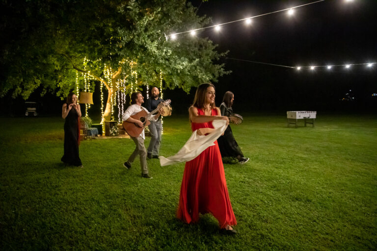 Musicians and dancing guests on the lawn at night, Tenuta Pantano Borghese, Silvia Cleri Photography