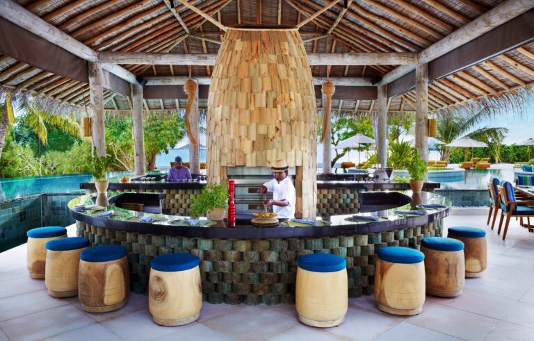 Sip Sip bar beside the swimming pool, Six Senses Laamu