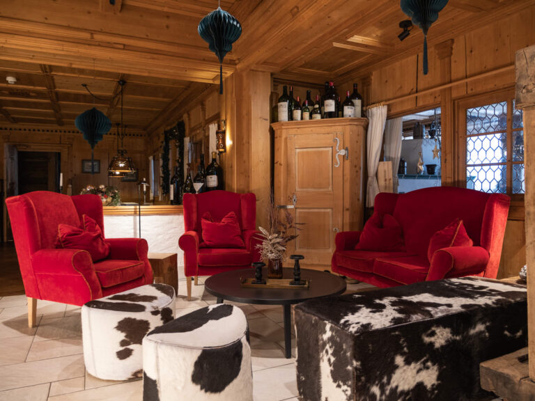 Lounge with armchairs, Ski Hotel Maiensee