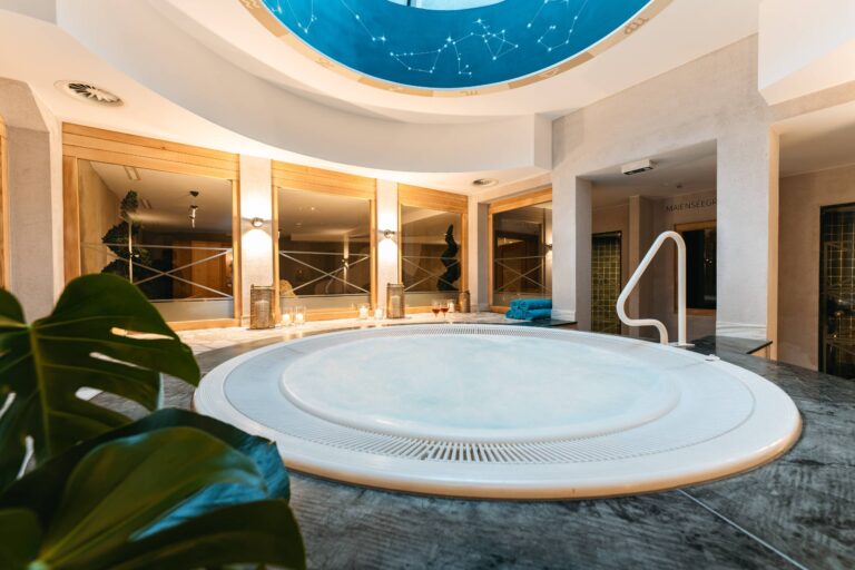 Jacuzzi in the spa area, Ski Hotel Maiensee