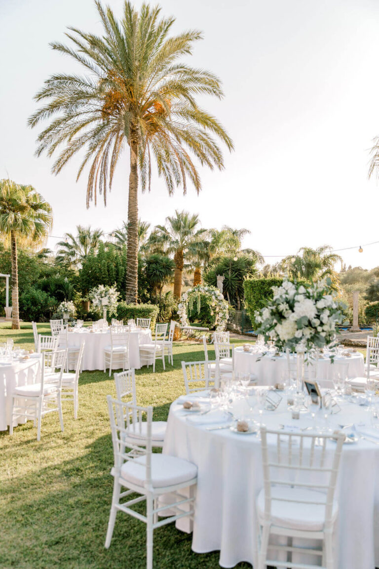 Garden reception tables with white linen and a central floral piece, Sonho a Dois Algarve Wedding Planners