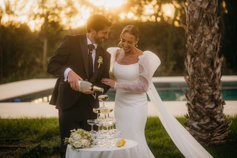 The couple cut the cake, Spain4weddings
