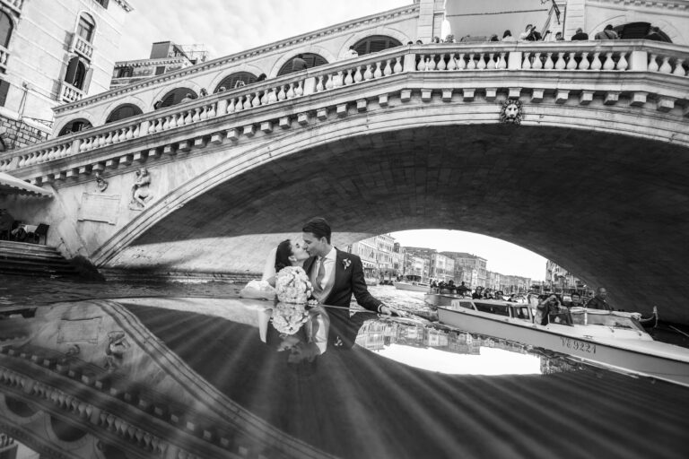A couple kissing in a boat beneath the Rialto Bridge in Venice, in black and white, Stefano Lunardi