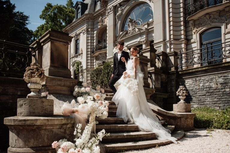 Couple on the villa's entrance steps, Stella Rheni