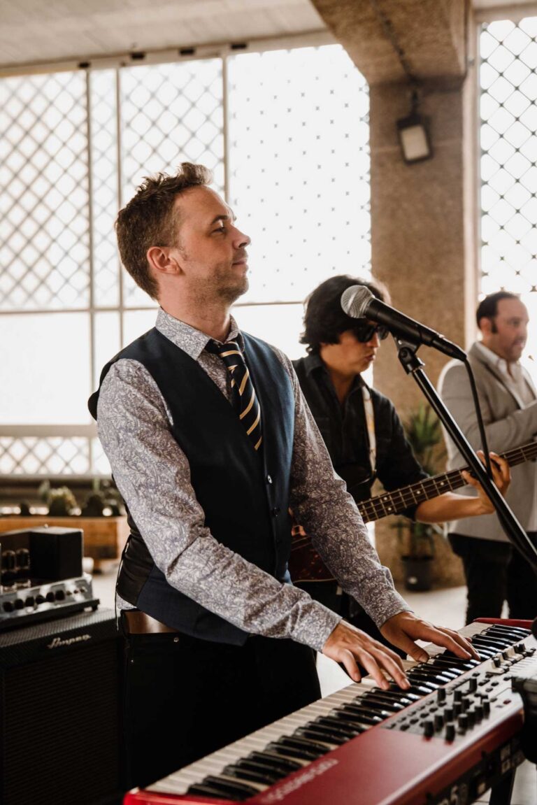 A keyboard player singing with a guitarist behind, Stereo Star Band