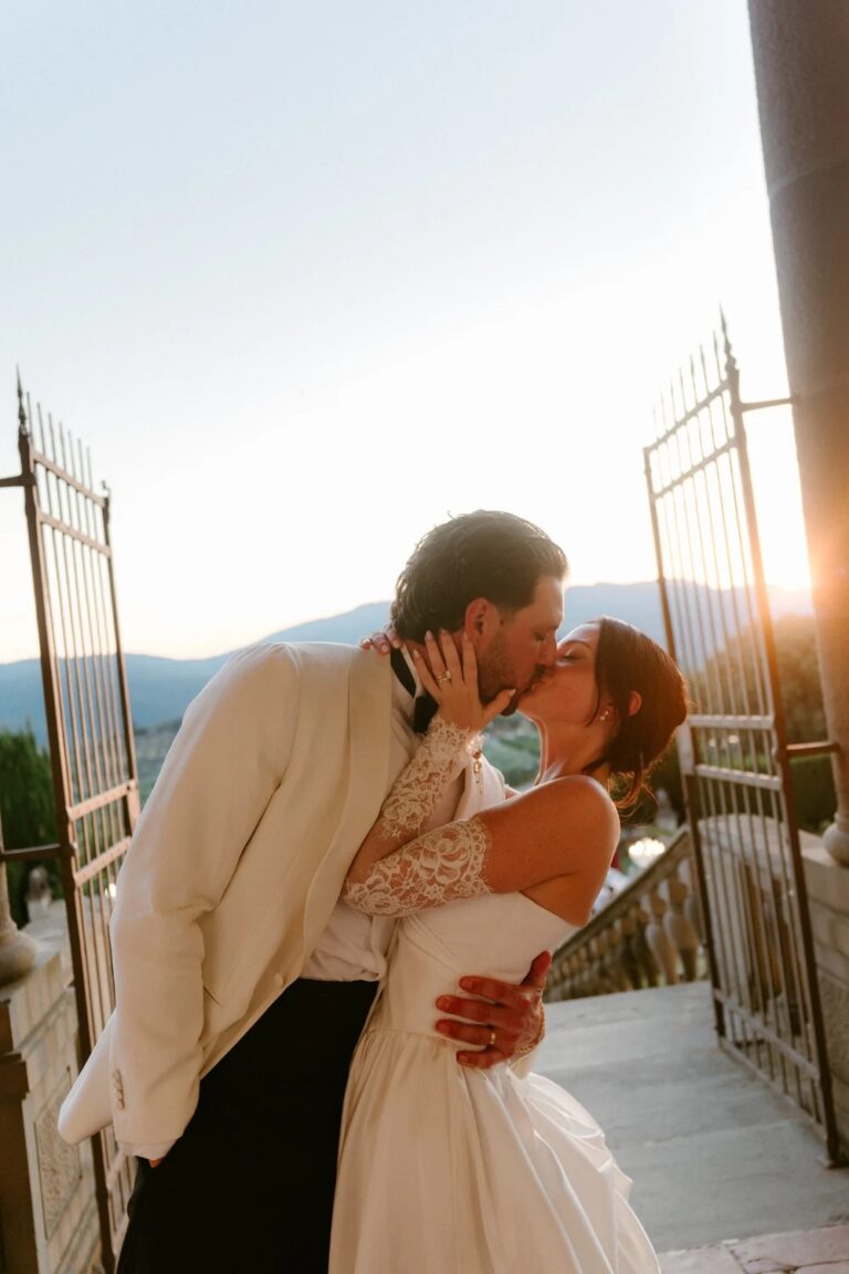A kiss at the villa gates as the sun goes down, Tenuta di Artimino, Studio Fotografico Bacci