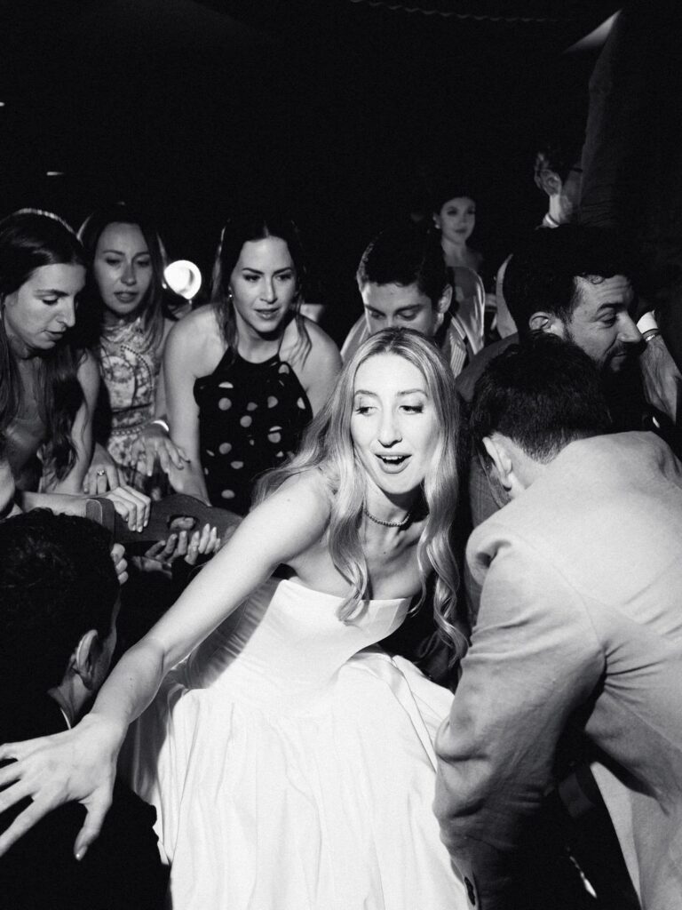 Black and white: the bride on the dance floor, surrounded by friends, Borgo Casabianca, Tuscany, Studio Fotografico Bacci