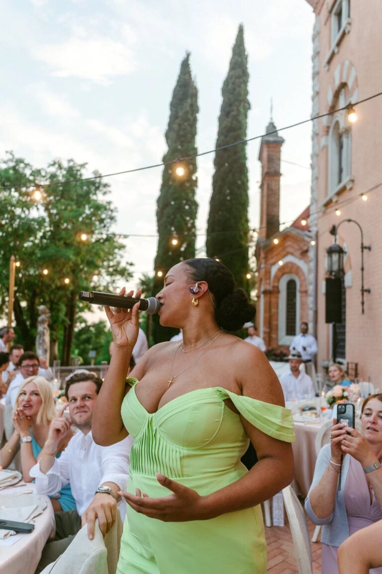 A singer performing among the guests at dinner at Castello di Spessa, Friuli, Studio Fotografico Bacci