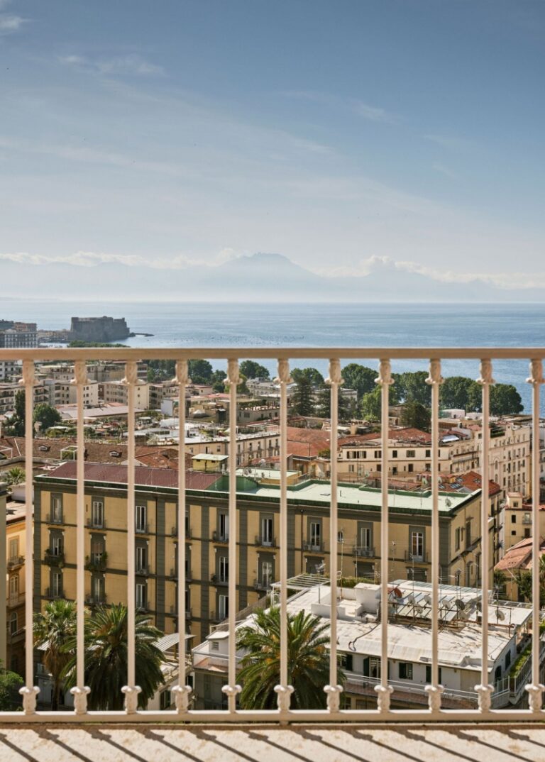 The Bay of Naples from a Balcony, The Britannique Naples