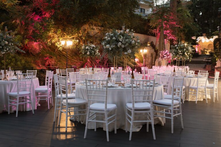 Garden reception at dusk with pink uplighting, villa in Rome, The Dream Wedding Lab