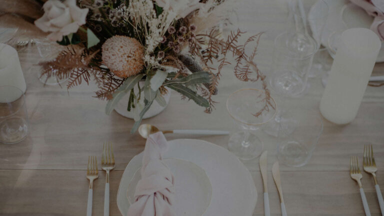 Table setting with dried and fresh flowers, a napkin and a plate, The Event Studio