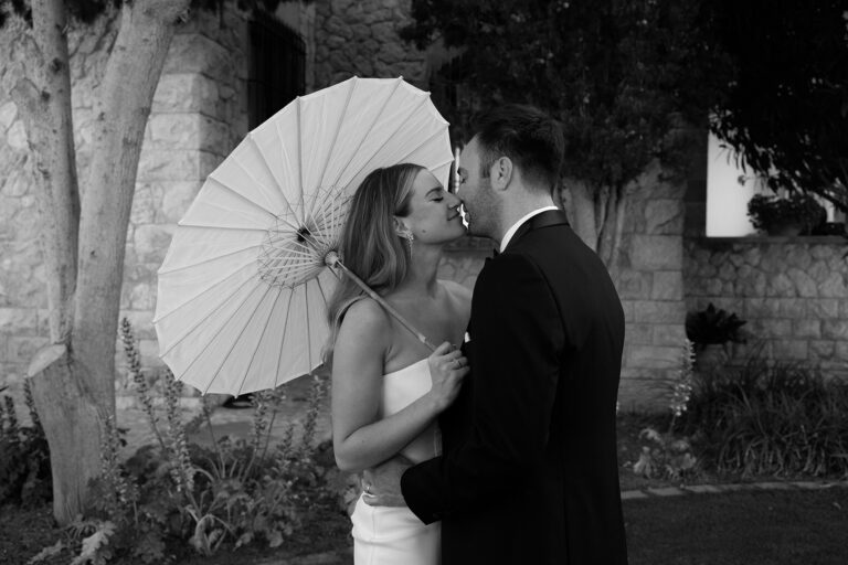 A couple kiss under a parasol, The Experialist