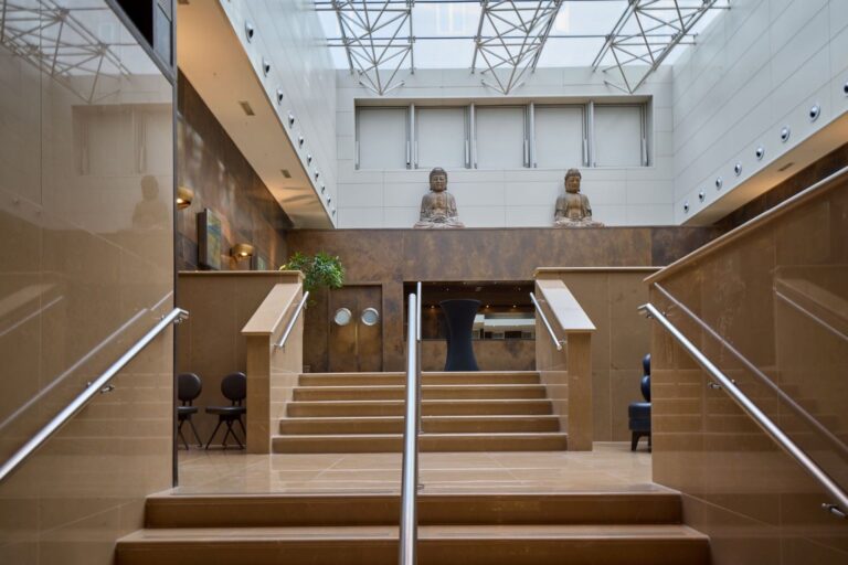 Art Deco with a glass-roofed Atrium