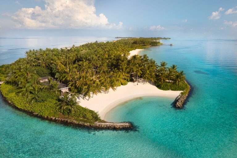 The island with its palm cover and white-sand beach, The Ritz-Carlton Maldives, Fari Islands