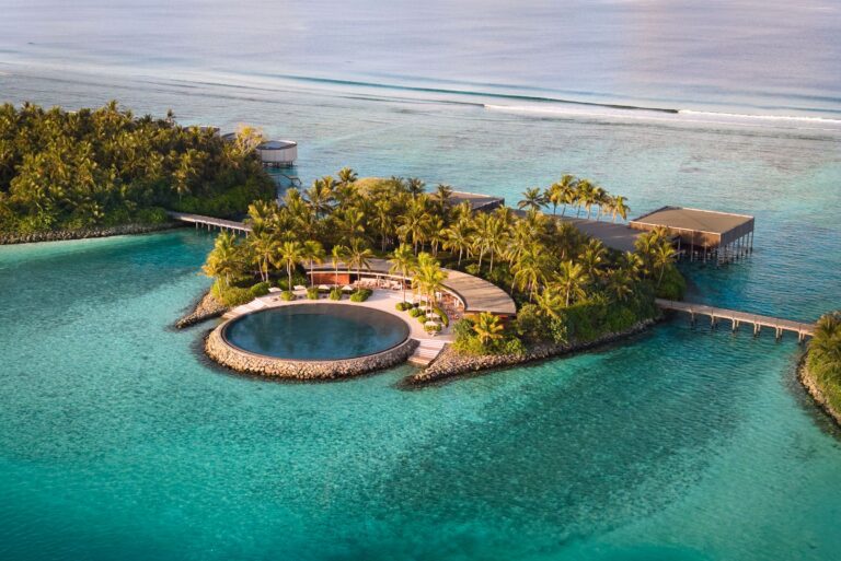 Culinary Island with its round infinity pool, The Ritz-Carlton Maldives, Fari Islands