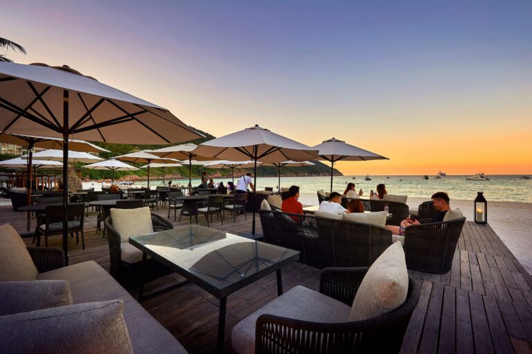The Cove bar, The Taaras Beach and Spa Resort