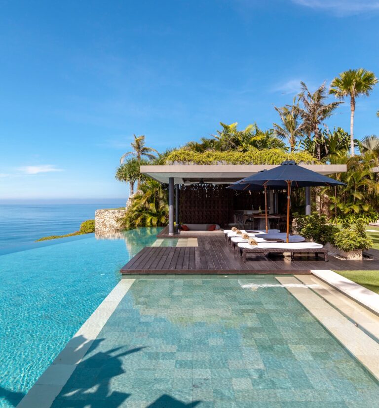 Villa infinity pool and bale on the cliff edge, The Ungasan Clifftop Resort