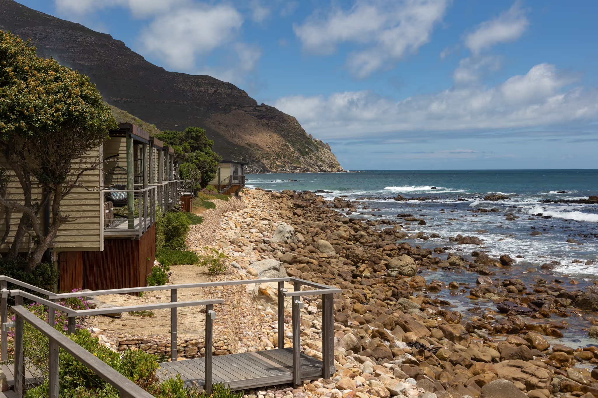 Suites and boardwalk above the rocky beach, Tintswalo Lodges