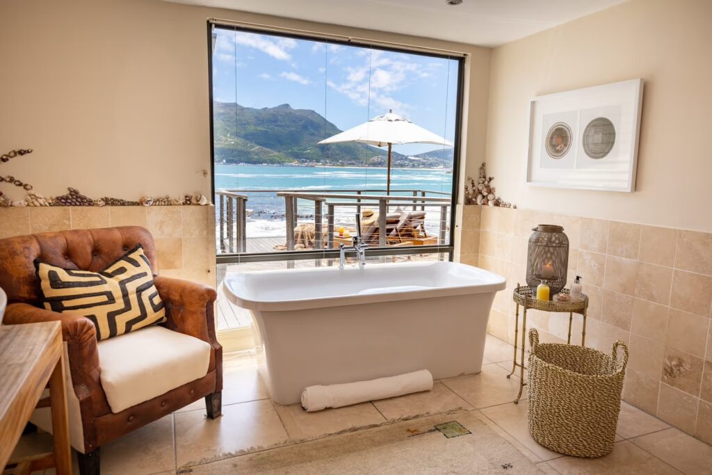 Suite bathroom with a sea view, Tintswalo Lodges