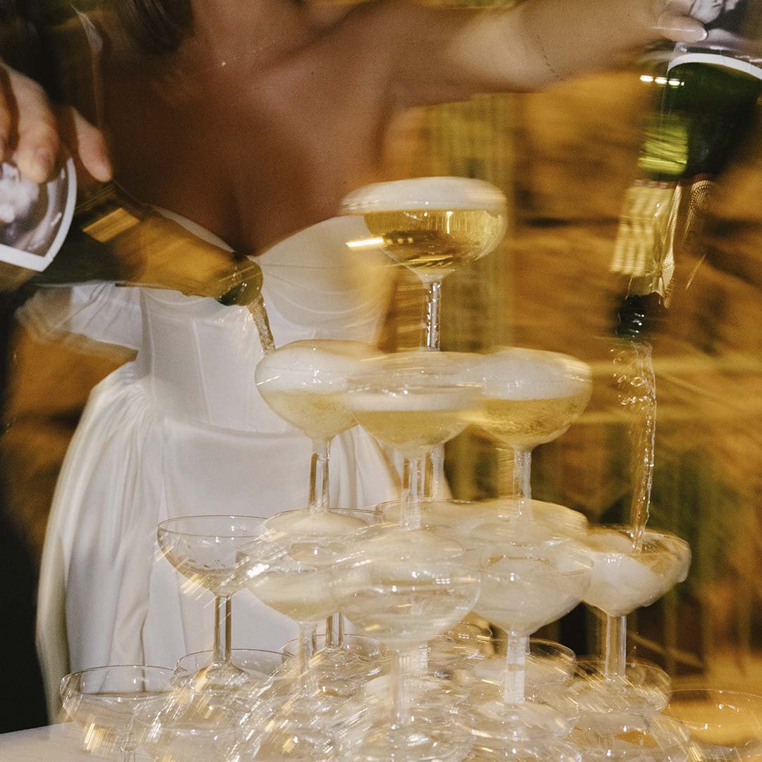 A champagne tower being poured, Torre Sever