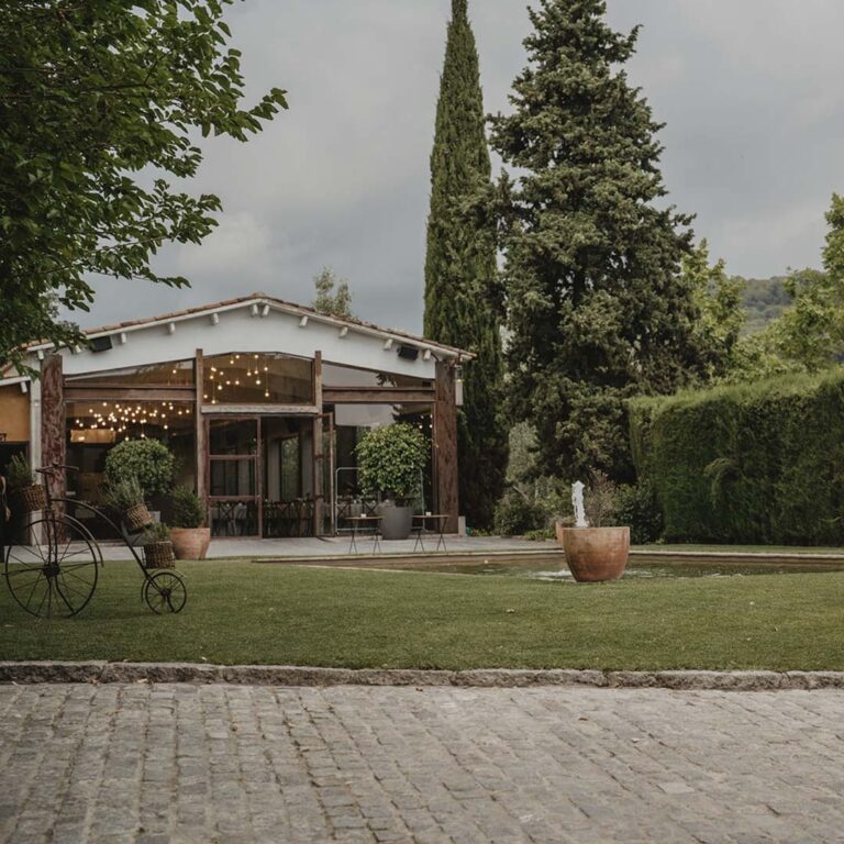 Garden pavilion and lawn used for the aperitif, Torre Sever