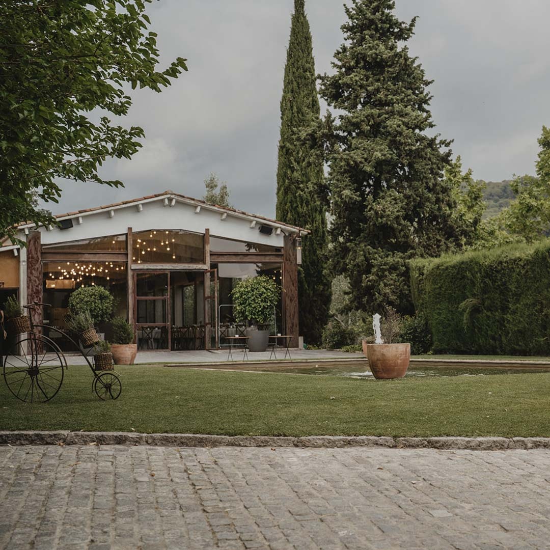 Garden pavilion and lawn used for the aperitif, Torre Sever