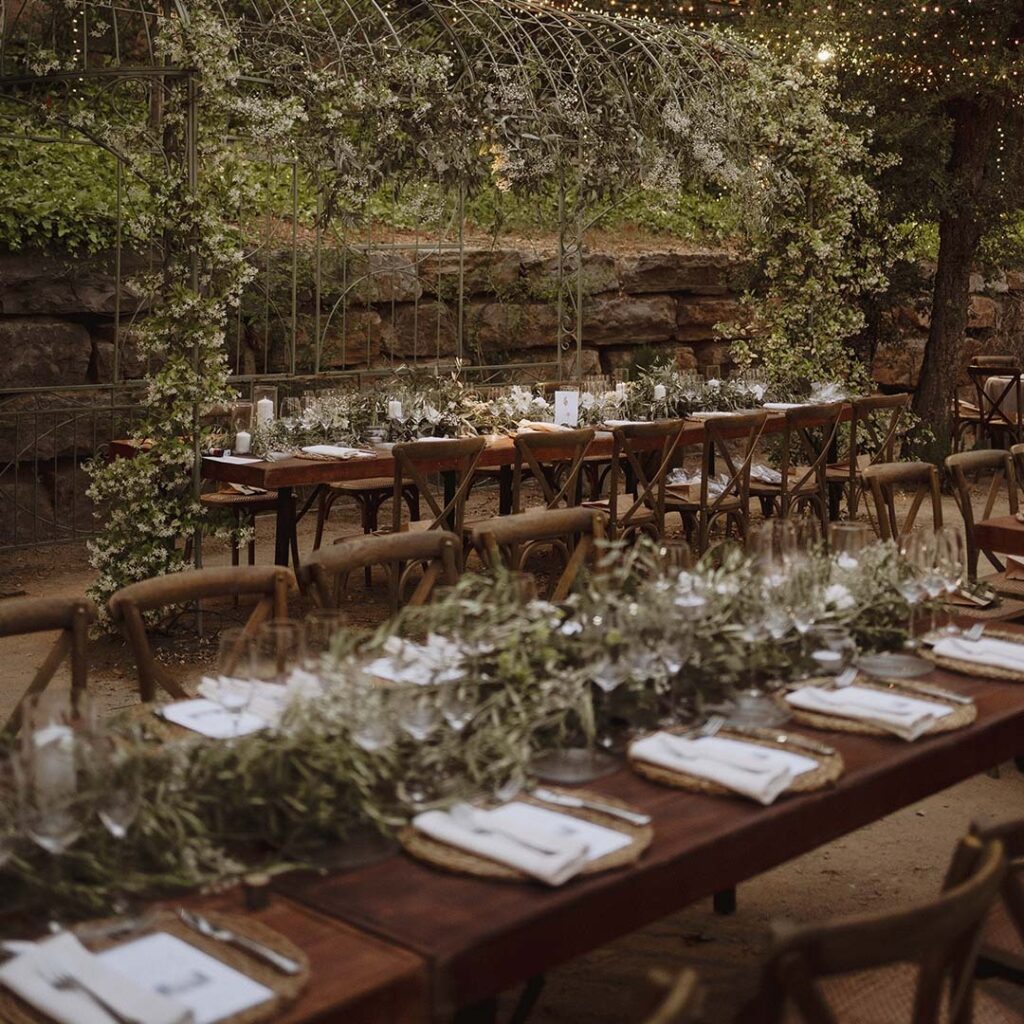 Outdoor banquet table dressed with greenery, Torre Sever