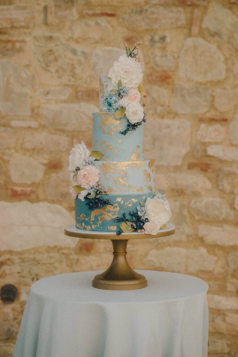 Sky-blue to midnight-blue ombre wedding cake with 24k gold leaf and peach sugar flowers at Podere il Tesoro, Tuscany, Tuscan Wedding Cakes