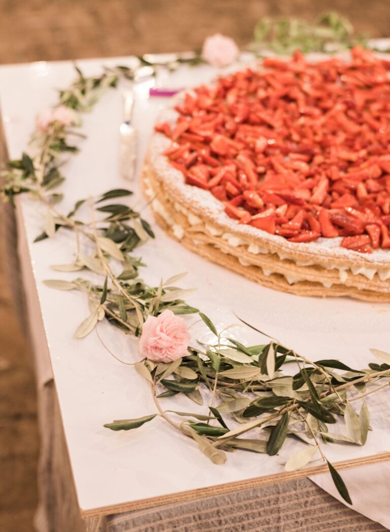 The crostata dressed with olive branches and carnations, Umbria Weddings and Events