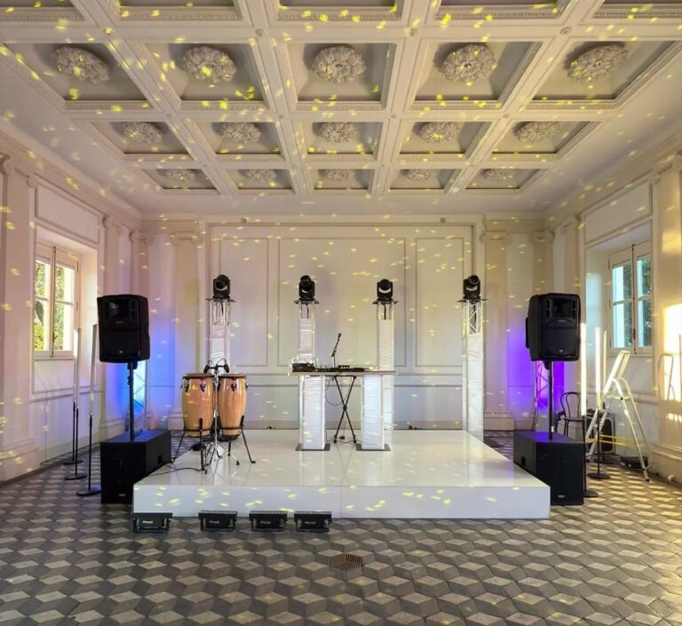 UMX Crew: DJ set and lighting in a frescoed hall