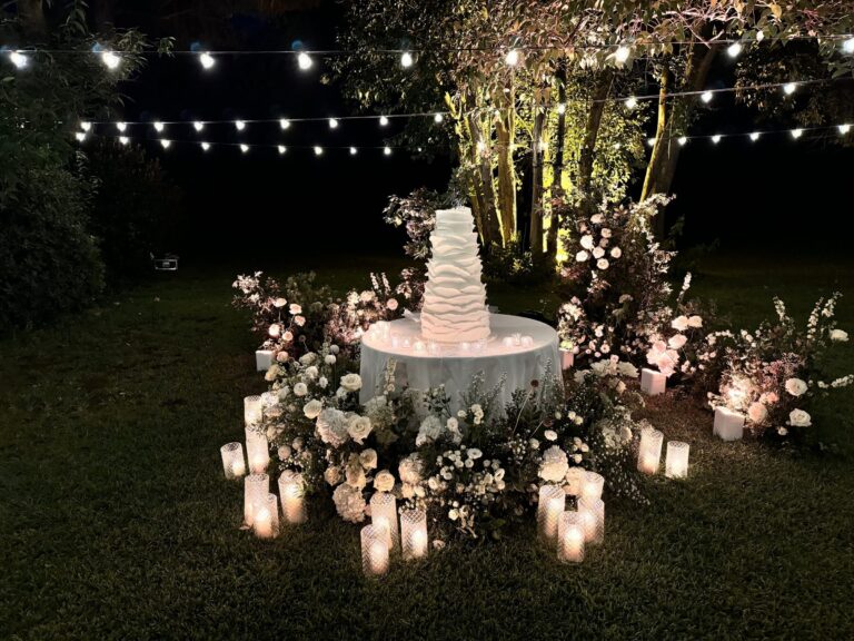 UMX Crew: A wedding cake among candles and flowers