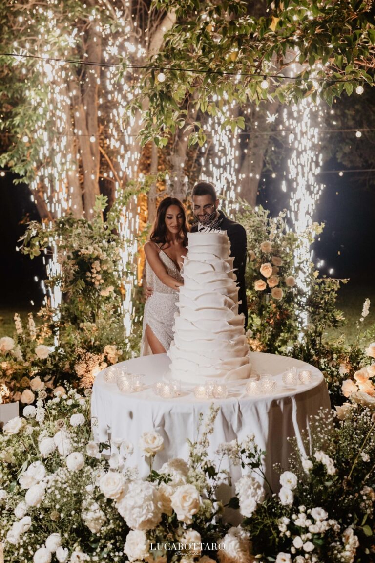 UMX Crew: A couple at their cake with sparkler fountains