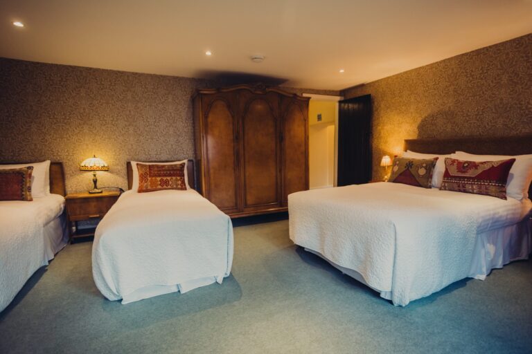 Rosalind's Room, with a buttoned velvet chaise and a bed in the alcove beyond, Upper House Hayfield