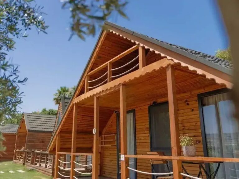 A timber bungalow among the trees, Urla Sahne