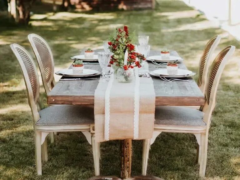 A table with roses on the lawn, Urla Sahne